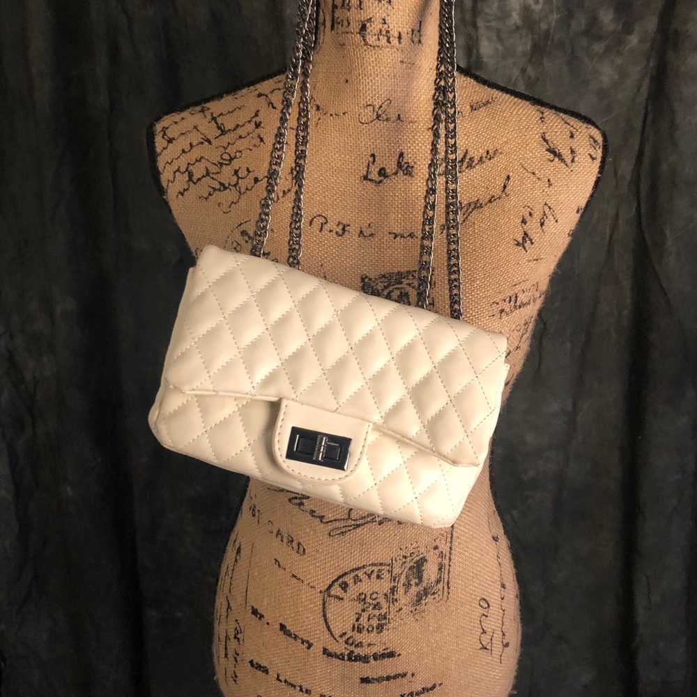 Cream/ off white shoulder bags chain straps